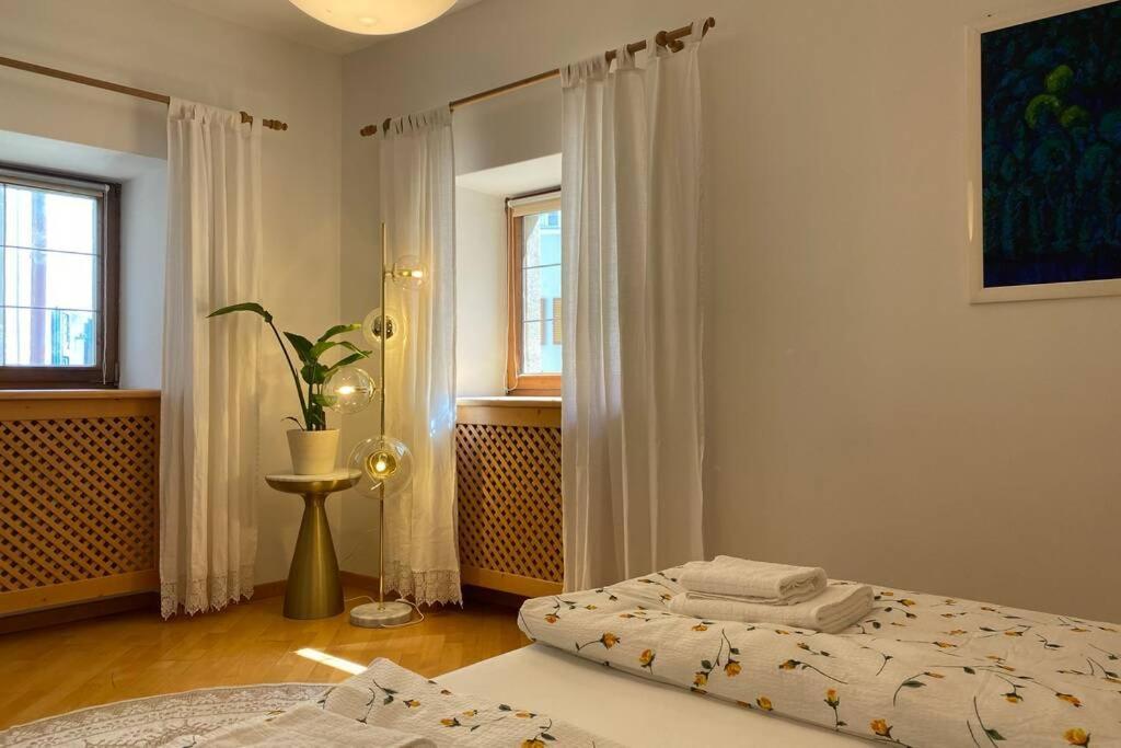 Grosse Wohnung Mit Garagenparkplatz Fiè Buitenkant foto